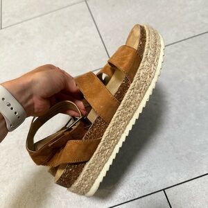 Universal Thread platform sandals, brown, size 8.